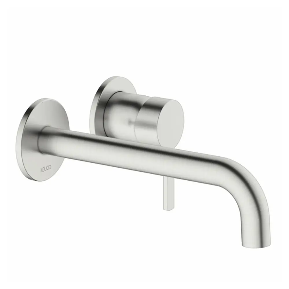 Wandmontierter Edelstahlwasserhahn von Keuco mit schlanker Auslaufform und einem runden Bedienelement zur Steuerung des Wasserflusses.